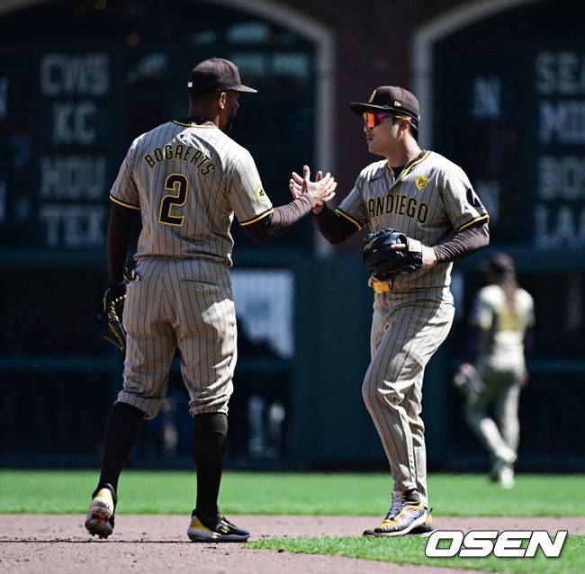 [OSEN=지형준 기자] 샌디에이고 잰더 보가츠(왼쪽)가 김하성과 기뻐하고 있다. 2024.04.06 /jpnews@osen.co.kr