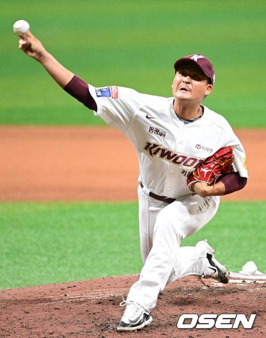 [OSEN=고척, 김성락 기자] 17일 오후 서울 고척스카이돔에서 ‘2024 신한은행 SOL Bank KBO리그’ 키움 히어로즈와 KT 위즈의 경기가 열렸다. 7회초 키움 투수 원종현이 마운드에 올라 힘차게 공을 뿌리고 있다. 2024.09.17 / ksl0919@osen.co.kr