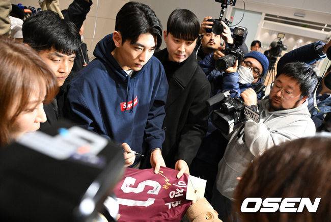 [OSEN=지형준 기자] ‘바람의 손자’ 이정후(샌프란시스코 자이언츠)가 13일 오후 인천국제공항을 통해 팀 스프링캠프에 합류하기 위해 출국했다. 데뷔 시즌 자이언츠의 리드오프와 3번 타순을 오가며 주전 중견수로 뛴 그는 37경기 타율 2할6푼2리 38안타 2홈런 8타점 15득점 2도루 OPS .641를 남기고 불의의 부상을 당해 조기에 시즌을 마쳤다. 메이저리그 첫해의 아쉬움을 씻고 2년차를 맞은 이정후는 이날 출국해 본격적인 2025시즌 준비에 돌입한다.샌프란시스코 자이언츠 이정후가 팬들에게 사인을 해주고 있다. 2025.1.13 / jpnews@osen.co.kr