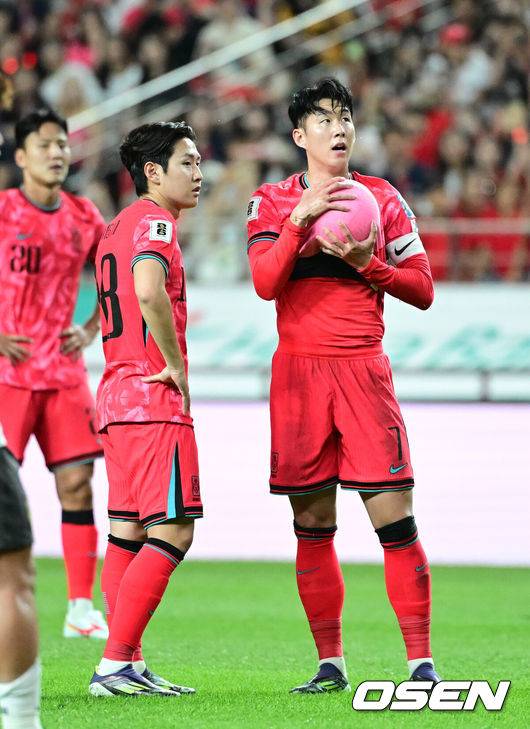 [OSEN=서울월드컵경기장, 지형준 기자] 중국이 예고했던 놀랄 일은 없었다. 한국이 무난하게 중국을 잡아내며 '공한증'&nbsp;역사를 이어갔다.김도훈 임시 감독이 이끄는 대한민국 축구대표팀은 11일 오후 8시 서울월드컵경기장에서 열린 2026 국제축구연맹(FIFA) 북중미 월드컵 아시아 2차 예선 C조 6차전에서 중국을 1-0으로 꺾었다.이날 승리로 한국은 위르겐 클린스만 감독, 황선홍 감독, 김도훈 감독 등 세 명의 감독으로 2차 예선을 치루면서 승점 16(5승 1무)라는 성적으로 조 1위를 확정했다.&nbsp;또한 3차 예선에서 아시아 랭킹 3위로 일본, 이란에 이어서 톱시드 자리를 확보하는데 성공했다.전반 대한민국 이강인, 손흥민이 프리킥을 준비하고 있다. 2024.06.11 / jpnews@osen.co.kr