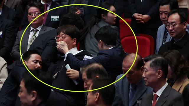 ▲2024년 1월 18일 ㅈ전북특별자치도출범식에서 강성희 진보당 의원이 윤석열 대통령과 악수를 하며 "국정기조를 바꿔야 한다"고 외치자 대통령 경호원들이 입을 틀어 막으며 강 의원의 사지를 들어 강제 퇴장시켰다. ⓒ연합뉴스