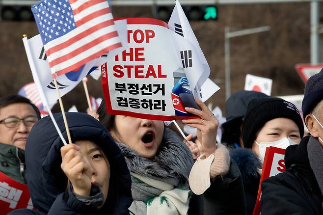 1월3일 오전 윤석열 대통령이 머무는 서울 한남동 관저 앞에서 체포를 반대하는 지지자들이 태극기와 성조기를 들고 집회를 하고 있다. ⓒ시사저널 이종현
