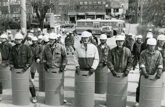 1980년대 군사정권 시절 민주화 운동을 폭력적으로 억압했던 사복 경찰 조직, 이른바 ‘백골단’ 모습. [동아일보 DB]