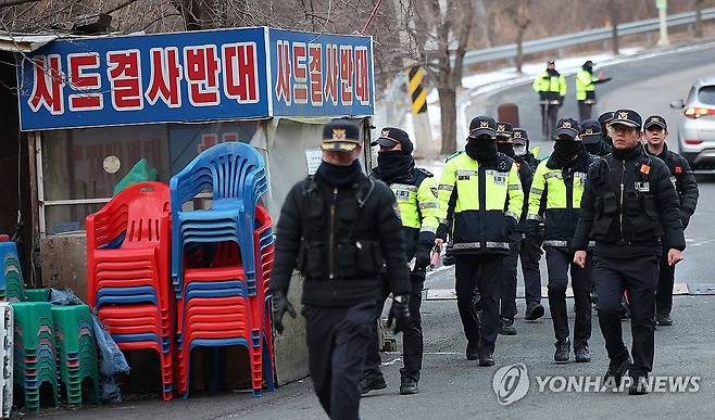 사드 반대 집회장서 이동하는 경찰 (성주=연합뉴스) 윤관식 기자 = 14일 오전 미군 사드(THAAD·고고도미사일방어체계) 기지 출입로인 경북 성주군 초전면 소성리 진밭교에서 사드 반대 집회를 통제하던 경찰들이 이동하고 있다.
사드 기지 갈등은 2016년 사드 배치 적합지로 성주군이 결정되며 10년째 계속되고 있다. 2025.1.14 psik@yna.co.kr