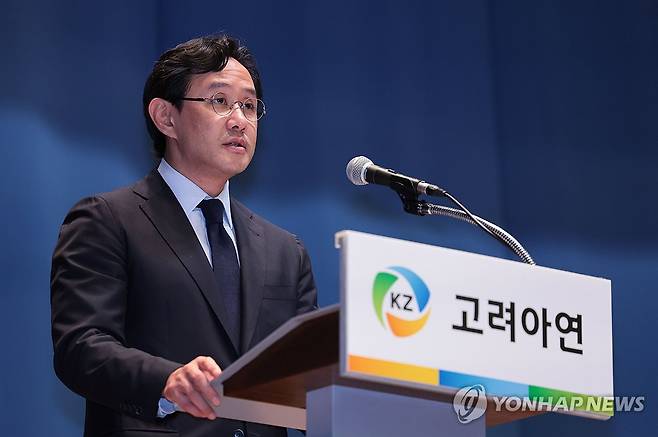 기자회견문 낭독하는 최윤범 고려아연 회장 (서울=연합뉴스) 김인철 기자 = 최윤범 고려아연 회장이 작년 11월 13일 서울 중구 대한상공회의소에서 열린 고려아연 기자회견에서 기자회견문을 낭독하고 있다. 2024.11.13 yatoya@yna.co.kr