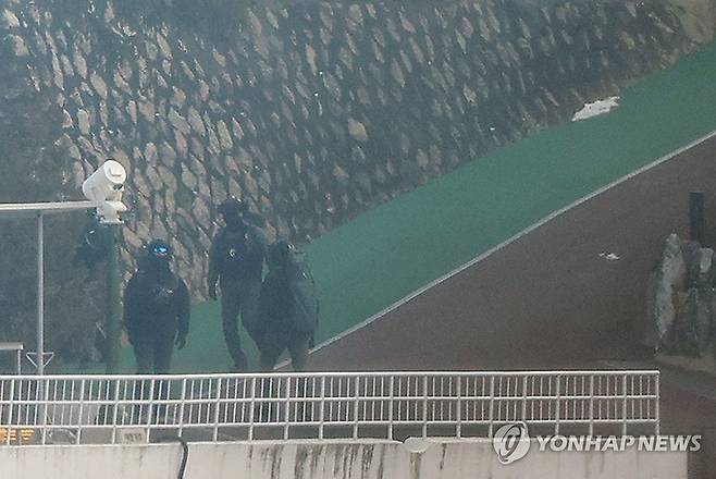 한남동 관저 순찰하는 경호처 직원 (서울=연합뉴스) 신현우 기자 = 고위공직자범죄수사처(공수처)가 윤석열 대통령에 대한 체포영장을 재발부받은 지 일주일을 맞은 13일 오전 서울 용산구 한남동 대통령 관저에서 경호처 대테러과 소속으로 추정되는 직원들이 순찰하고 있다. 2025.1.13 nowwego@yna.co.kr