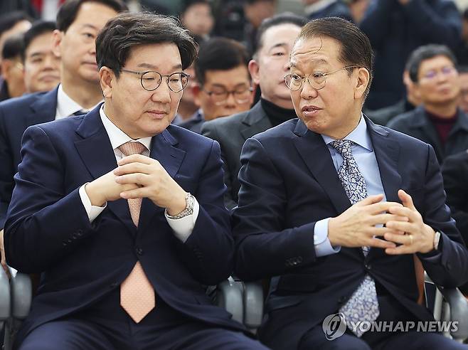 이야기하는 권영세 비대위원장과 권성동 원내대표 (수원=연합뉴스) 홍기원 기자 = 국민의힘 권영세 비상대책위원장과 권성동 원내대표가 14일 오전 경기도 수원시 장안구 경기도당에서 열린 신년 인사회에서 대화하고 있다. 2025.1.14 xanadu@yna.co.kr