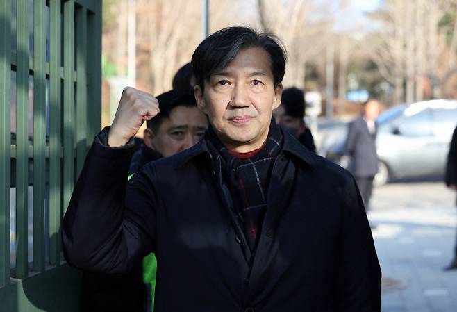 조국 전 조국혁신당 대표가 지난 16일 오전 경기도 의왕시 서울구치소로 출석하며 지지자들을 향해 주먹을 쥐고 있다. (사진=뉴시스)