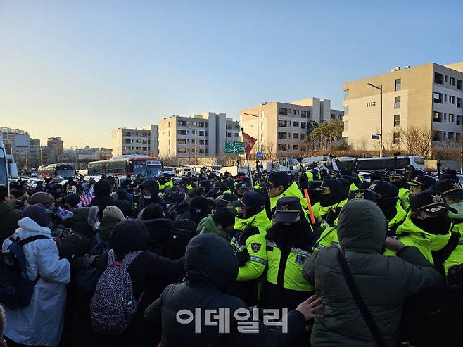 15일 서울 용산구 한남동에서 탄핵 반대 집회를 이어가던 보수단체 회원들이 윤석열 대통령에 대한 체포영장 집행이 곧 이뤄질 것이라는 소식이 전해지자 분노를 터트리며 경찰에 달려들고 있다. (사진=김형환 기자)