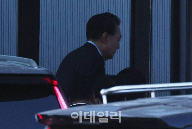 고위공직자범죄수사처(공수처)와 경찰로 구성된 공조수사본부(공조본)가 내란 우두머리(수괴) 혐의로 윤석열 대통령에 대한 체포영장을 집행한 15일 오전 경기도 정부과천청사에서 윤 대통령이 공수처로 향하고 있다. (사진=이데일리 이영훈 기자)