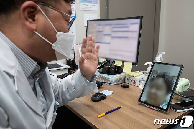 서울 도봉구 한 의원에서 비대면진료 시범사업 관련 비대면진료 실행과정을 시연하고 있다. 2023.5.30/뉴스1 ⓒ News1 유승관 기자