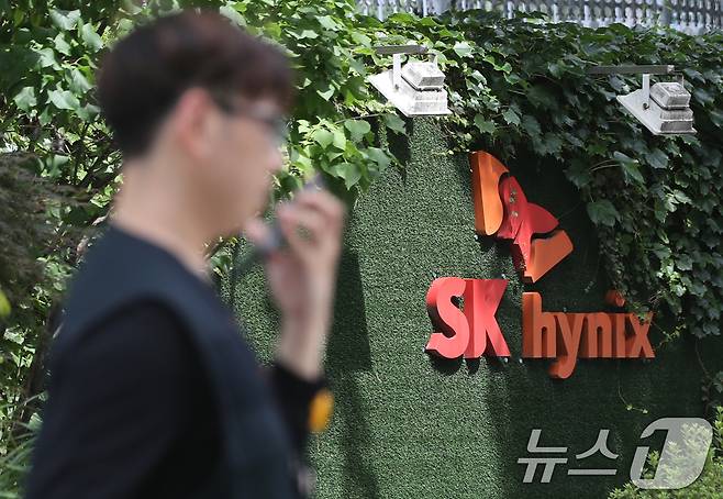 SK하이닉스가 역대 최대 실적을 낸 가운데 25일 경기 이천시 SK하이닉스 본사 앞에 직원들이 걸어가고 있다. 이날 SK하이닉스가 발표한 실적 공시에 따르면 올해 2분기 매출 16조 원을 넘어서며 분기 기준 역대 최대 실적을 냈으며 영업이익은 6년 만에 5조 원대를 기록했다. 2024.7.25/뉴스1 ⓒ News1 김영운 기자