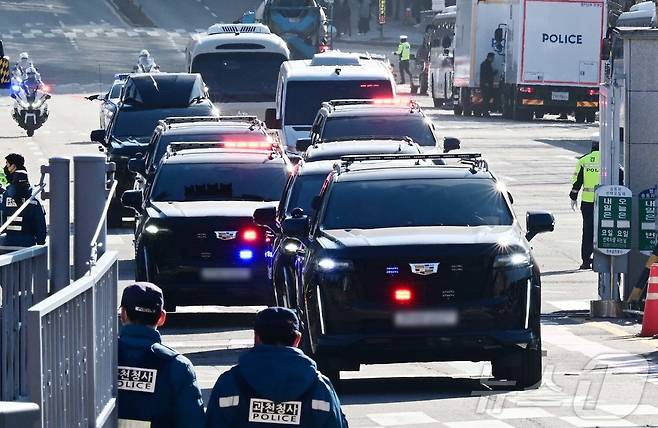 내란 우두머리 혐의로 체포된 윤석열 대통령이 탑승한 차량이 경호차량과 함께 15일 오전 경기 과천 고위공직자범죄수사처(공수처)로 향하고 있다. (공동취재) 2025.1.15/뉴스1 ⓒ News1 김영운 기자