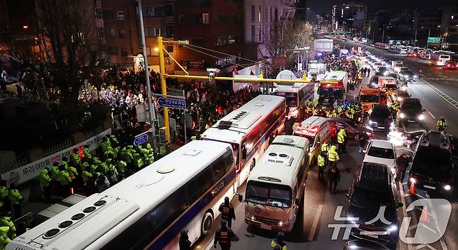고위공직자범죄수사처(공수처)가 윤석열 대통령 2차 체포영장 집행에 나선 15일 오전 서울 용산구 대통령 관저 인근에 경찰 기동 버스가 차도를 막고 있다. 2025.1.15/뉴스1 ⓒ News1 김진환 기자
