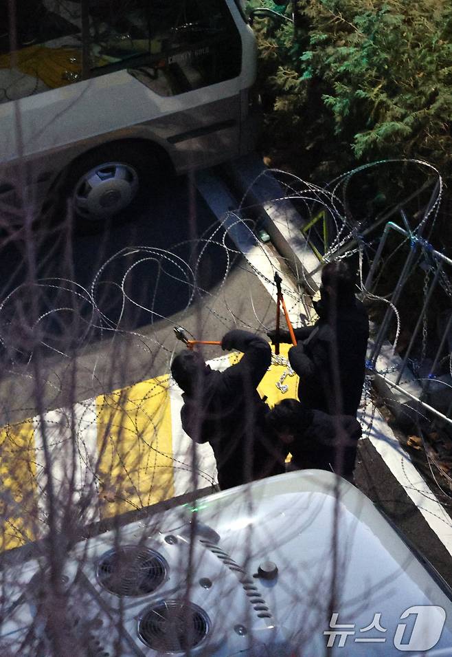 고위공직자범죄수사처(공수처)가 윤석열 대통령 2차 체포영장 집행에 나선 15일 오전 서울 용산구 한남동 대통령 관저로 관계자들이 진입하고 있다. 2025.1.15/뉴스1 ⓒ News1 신웅수 기자