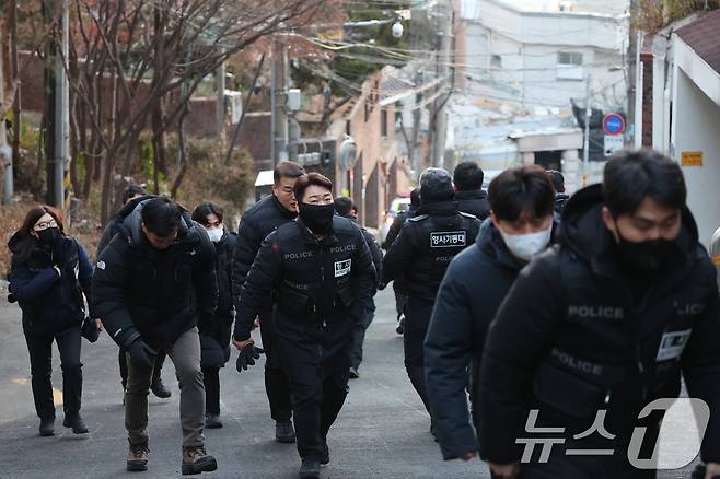 고위공직자범죄수사처(공수처)가 윤석열 대통령 2차 체포영장 집행에 나선 15일 오전 서울 용산구 한남동 대통령 관저로 형사들이 올라가고 있다. 2025.1.15/뉴스1 ⓒ News1 황기선 기자