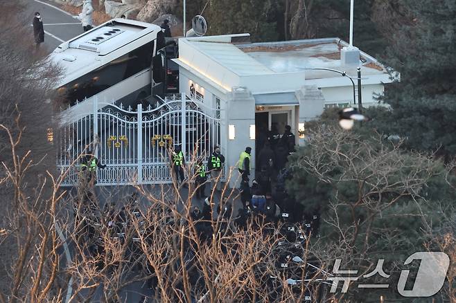 고위공직자범죄수사처(공수처)가 윤석열 대통령 2차 체포영장 집행에 나선 15일 오전 서울 용산구 한남동 대통령 관저로 형사들이 올라가고 있다. 2025.1.15/뉴스1 ⓒ News1 황기선 기자