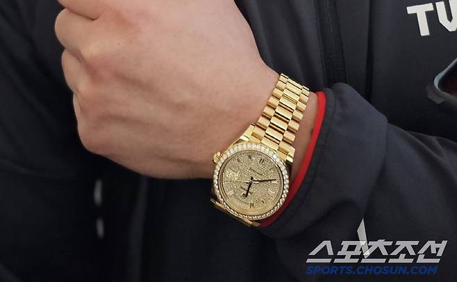 LG 트윈스 오지환이 15일 미국 애리조나로 출국하면서 2023년 한국시리즈 MVP를 수상하며 받은 롤렉스 시계를 찼다. 인천공항=권인하 기자