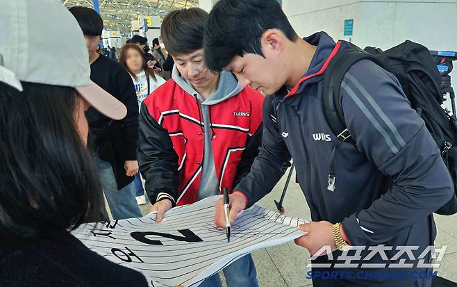 15일 인천공항 제1터미널에서 LG 트윈스 1차 선발대가 애리조나 스프링캠프를 위해 출국했다. 출국 앞두고 팬들에게 사인을 해주고 있는 오지환. 인천=송정헌 기자songs@sportschosun.com/2025.01.15/