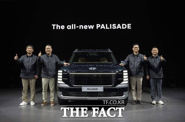 14일 경기도 성남시 수정구 소재 메종 디탈리'에서 진행된 디 올 뉴 팰리세이드 론칭 행사에서 현대차 노사 대표가 신차와 함께 포즈를 취하고 있다. 왼쪽부터 문용문 금속노조 현대차지부장, 이동석 사장, 국내사업본부장 정유석 부사장, 박성열 현대차지부 판매위원회 의장. /현대차
