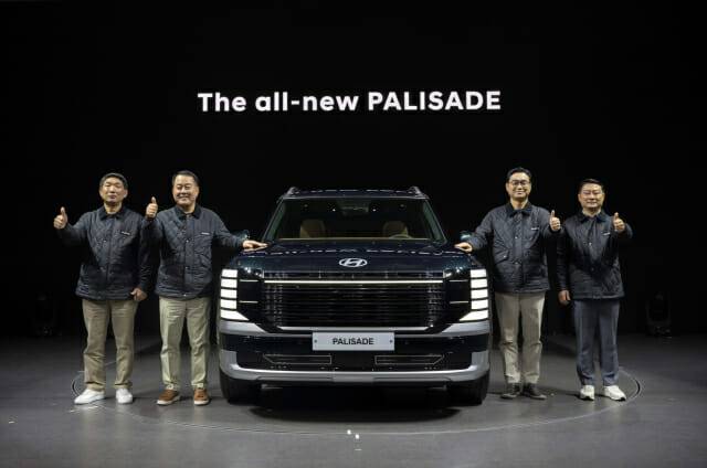 14일(화) 경기도 성남시 수정구 소재 '메종 디탈리'에서 진행된 팰리세이드 론칭 행사에서 현대차 노사 대표가 신차와 함께 포즈를 취하고 있다. (왼쪽부터 문용문 금속노조 현대차지부장, 대표이사 이동석 사장, 국내사업본부장 정유석 부사장, 박성열 현대차지부 판매위원회 의장) (사진=현대자동차)