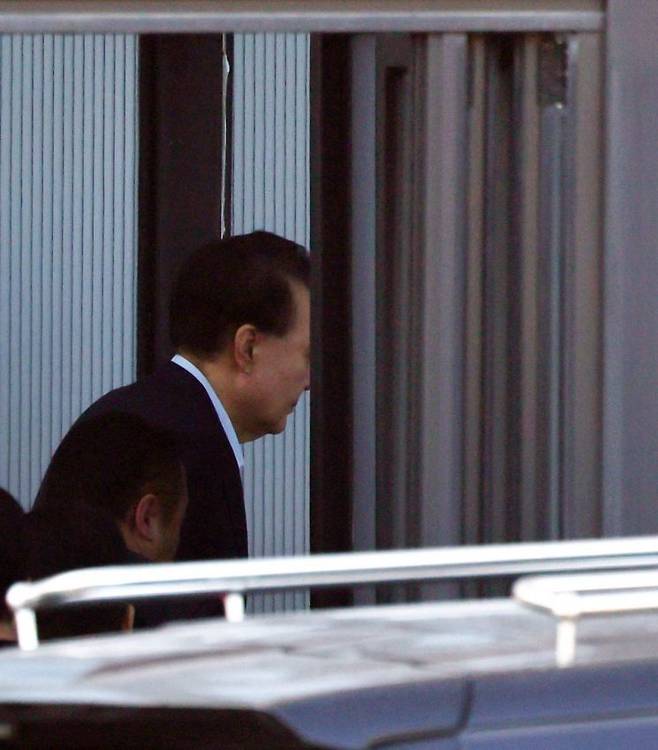 내란 우두머리와 직권남용 권리행사 방해 혐의를 받는 윤석열 대통령이 15일 경기 과천시 정부과천청사 내 고위공직자범죄수사처에 출석하고 있다. 연합뉴스