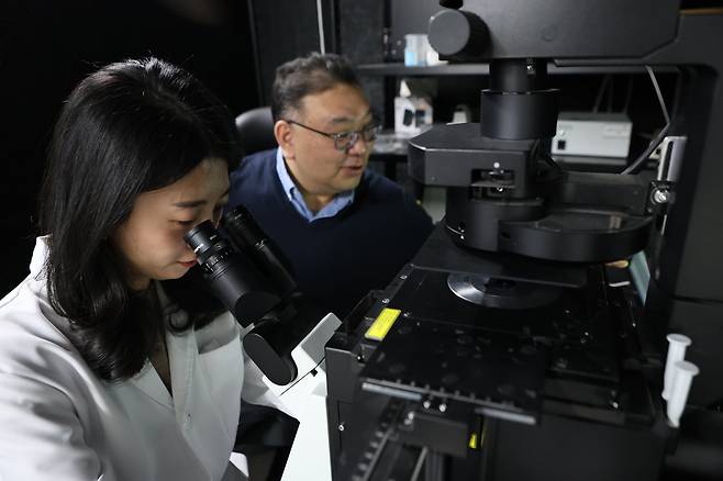 지난달 31일 서울대 공대에 있는 '테크놀로지 인큐베이션 센터'에서 김성재(오른쪽) 서울대 전기정보공학부 교수와 이은정 코스맥스 책임연구원이 화장품 연구에 대한 이야기를 나누고 있다. /코스맥스
