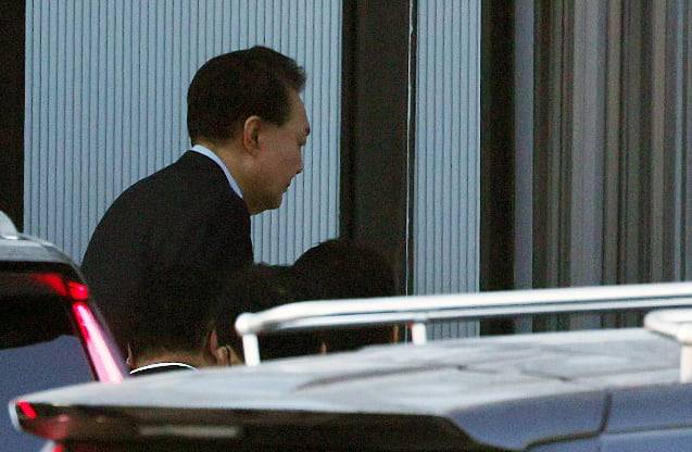 내란 우두머리 혐의로 체포된 윤석열 대통령이 15일 오전 경기 과천 고위공직자범죄수사처(공수처)에 도착해 조사실로 향하고 있다./조인원 기자