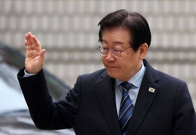 이재명 더불어민주당 대표가 14일 서울 서초구 서울중앙지방법원에서 열린 대장동 배임 및 성남FC 뇌물 의혹 63차 공판에 출석하며 지지자들에게 인사하고 있다. ⓒ뉴시스