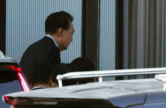 내란 우두머리 혐의로 체포된 윤석열 대통령이 15일 오전 경기 과천 고위공직자범죄수사처(공수처)에 도착해 조사실로 향하고 있다. (공동취재) 2025.1.15. 뉴스1