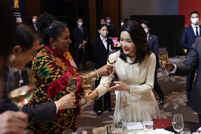 지난 2022년 아프리카 대사단 초청 만찬에 참석한 김건희 여사.  대통령실 제공