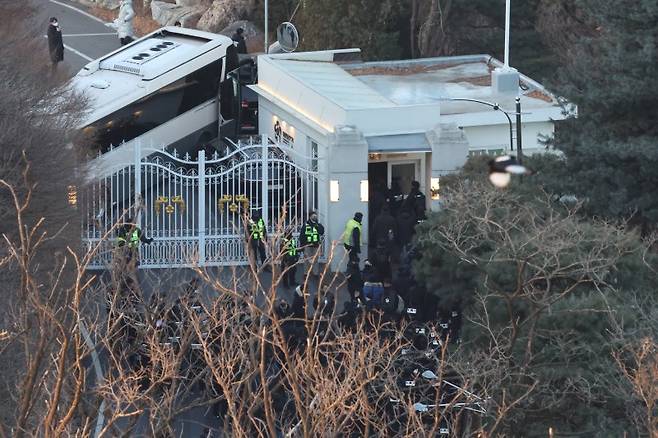 고위공직자범죄수사처(공수처)가 윤석열 대통령 2차 체포영장 집행에 나선 15일 오전 서울 용산구 한남동 대통령 관저로 형사들이 올라가고 있다. /사진=뉴스1화상