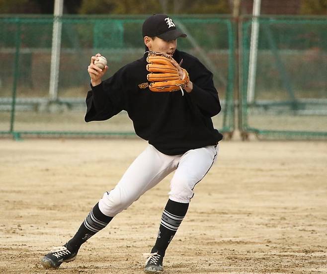 학교에서 유격수 수비훈련을 하고 있는 김성준. 사진=전상일 기자