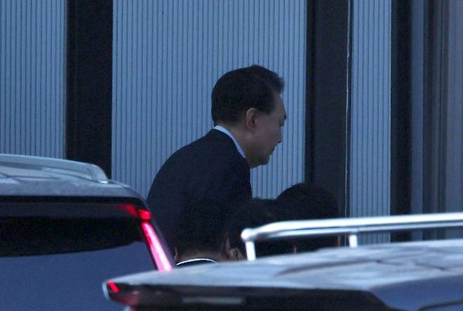 고위공직자범죄수사처(공수처)와 경찰에 의해 체포된 윤석열 대통령이 15일 오전 조사를 받기 위해 경기도 정부과천청사 공수처로 들어서고 있다. /사진=뉴시스화상