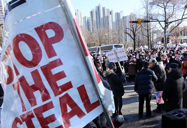 고위공직자범죄수사처(공수처)가 윤석열 대통령을 내란 수괴 혐의로 체포해 조사하고 있는 15일 오후 경기도 과천시 공수처가 위치한 정부과천청사 앞에서 윤 대통령 지지자들이 시위하고 있다. 사진=박범준 기자