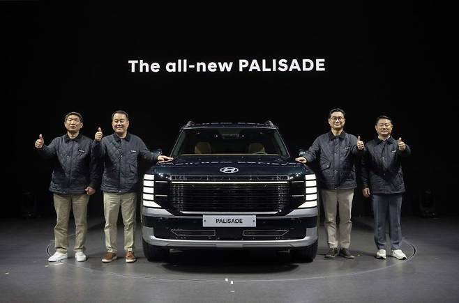 지난 14일 경기 성남시 수정구 메종 디탈리에서 진행된 디 올 뉴 팰리세이드 출시 행사에서 문용문 금속노조 현대차지부장, 이동석 현대차 대표이사 사장, 정유석 현대차 국내사업본부장(부사장), 박성열 현대차지부 판매위원회 의장(왼쪽부터) 등 현대차 노사 관계자들이 기념 사진을 찍고 있다. 현대차 제공