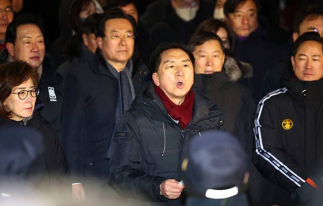 고위공직자범죄수사처와 경찰이 윤석열 대통령에 대한 2차 체포영장 집행에 나선 15일 서울 용산구 한남동 대통령 관저 입구에서 국민의힘 김기현 의원이 입장발표를 하고 있다. 연합뉴스