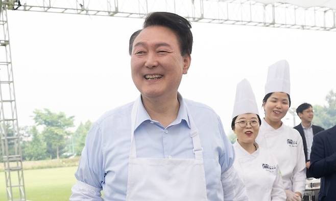 윤석열 대통령이 2024년 5월24일 서울 용산 대통령실 청사 잔디마당에서 열린 대통령의 저녁 초대 출입기자단 초청 만찬 간담회에서 계란말이를 만들고 있다. 대통령실 제공