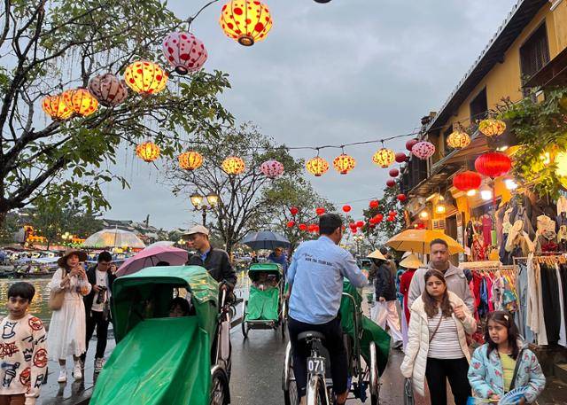 지난해 베트남 다낭 인근의 유명 관광지 호이안 올드타운 거리가 관광객들로 붐비고 있다. 호이안=허경주 특파원