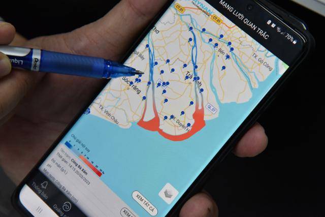 2023년 4월 베트남 껀터시 끄롱 벼 연구소에서 쩐응옥탁 소장이 휴대폰으로 메콩 델타 하류 염수 침해 현황을 보여주고 있다. 껀터=허경주 특파원