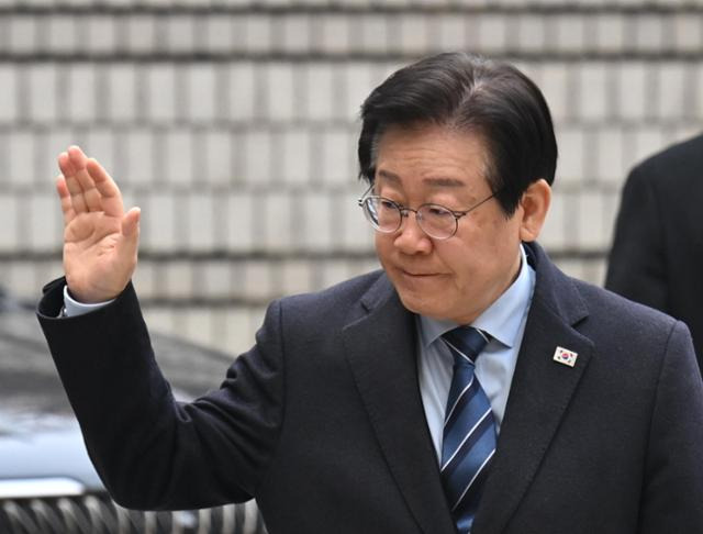 이재명 더불어민주당 대표가 14일 서울중앙지법에서 열린 대장동·위례·성남FC·백현동 의혹 관련 특정범죄가중처벌등에관한법률위반(뇌물) 혐의 공판에 출석하고 있다. 최주연 기자