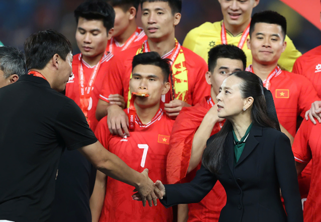 ‘태국 축구 대모’로 불리는 누알판 람삼(앞줄 오른쪽) 태국축구협회장이 지난 5일 태국 방콕 라자망갈라 경기장에서 열린 미쓰비시일렉트릭컵 결승전 이후 김상식 베트남 축구 국가대표팀 감독과 악수하고 있다. VN익스프레스 홈페이지 캡처