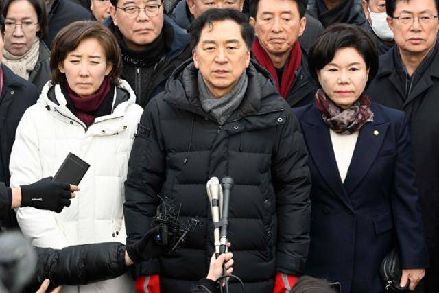 윤석열 대통령 체포영장 집행 저지에 나선 김기현 국민의힘 의원을 비롯한 여당 의원들이 6일 서울 용산구 윤석열 대통령 관저 앞에서 입장을 밝히고 있다. 류기찬 인턴기자