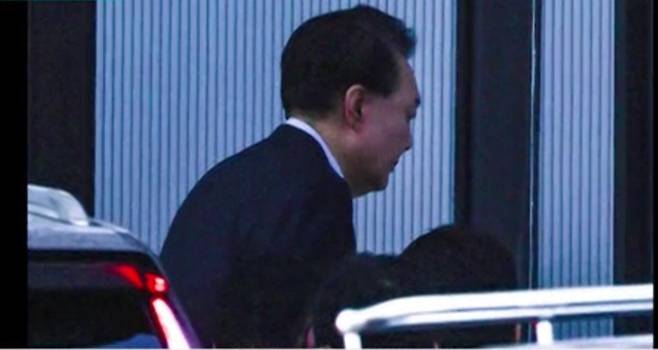 윤석열 대통령이 차량에서 내려 고위공직자범죄수사처(공수처)로 들어가는 순간 (SBS 캡처)