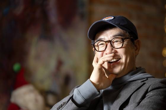장진이 14일 오전 서울 대학로의 한 카페에서 중앙일보와 인터뷰를 하고 있다. 장진은 "어려운 시대 사람들이 무대를 보고 웃으며 쉬어갈 수 있었으면 한다"라고 말했다. 전민규 기자.