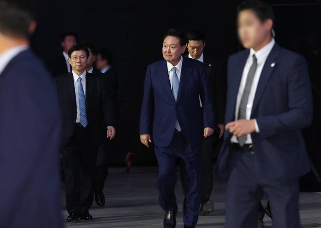 지난해 9월 10일 인천 영종도 행사장에서 윤석열 대통령이 박종준 당시 경호처장(좌측)의 경호를 받으며 입장하고 있다. 경호처 내부에 비폭력 지침을 내렸던 박종준 처장은 2차 체포영장 집행이 임박했던 이달 10일 사직했다.  (사진출처 : 연합뉴스)