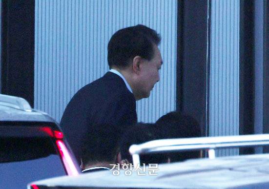 윤석열 대통령의 2차 체포영장이 집행된 15일 윤 대통령이 정부과천청사 고위공직자범죄수사처로 들어서고 있다. 문재원 기자