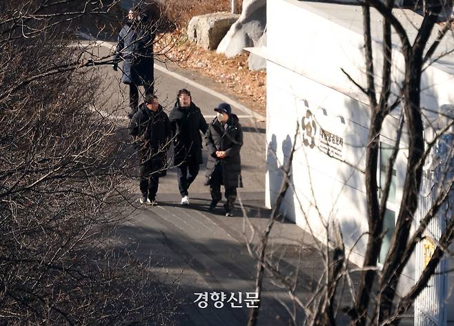 고위공직자범죄수사처(공수처)와 경찰이 윤석열 대통령에 대한 2차 체포영장을 집행한 15일 서울 용산구 한남동 대통령 관저 경내에서 경호처 관계자들이 이동하고 있다. 권도현 기자