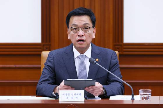 Acting President and Minister of Economy and Finance Choi Sang-mok speaks during a ministerial meeting on business tasks at the government complex in central Seoul on Jan. 15. [JOINT PRESS CORPS]