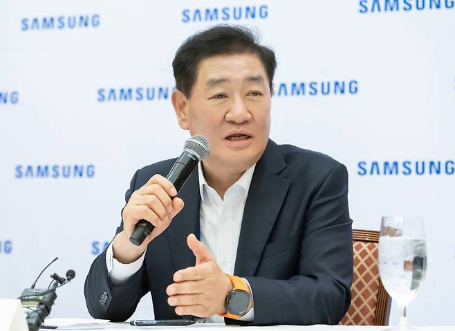 한종희 삼성전자 대표이사 부회장이 지난 7일(현지시간) 미국 라스베이거스에서 열린 ‘CES 2025’에서 기자 간담회를 열고 내달부터 갤럭시 스마트폰도 구독 서비스를 적용한다고 발표하고 있다. 삼성전자 제공